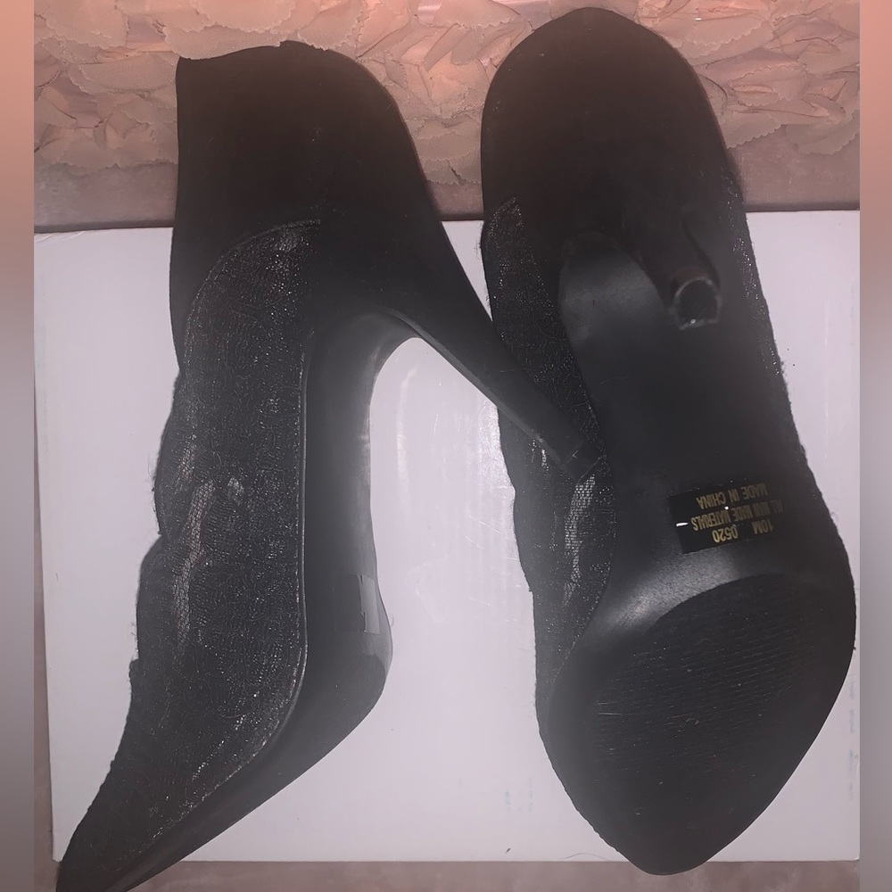 New (not in box) black “velvet”/lace pointy toe shoe. - Picture 4 of 6